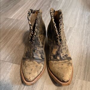 Circle G corral distressed leather heeled booties size 8 womens